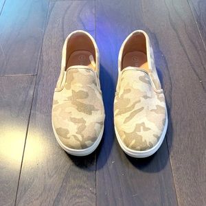 Cat & Jack Beige Camouflage Kids Slip On Sneakers size 5